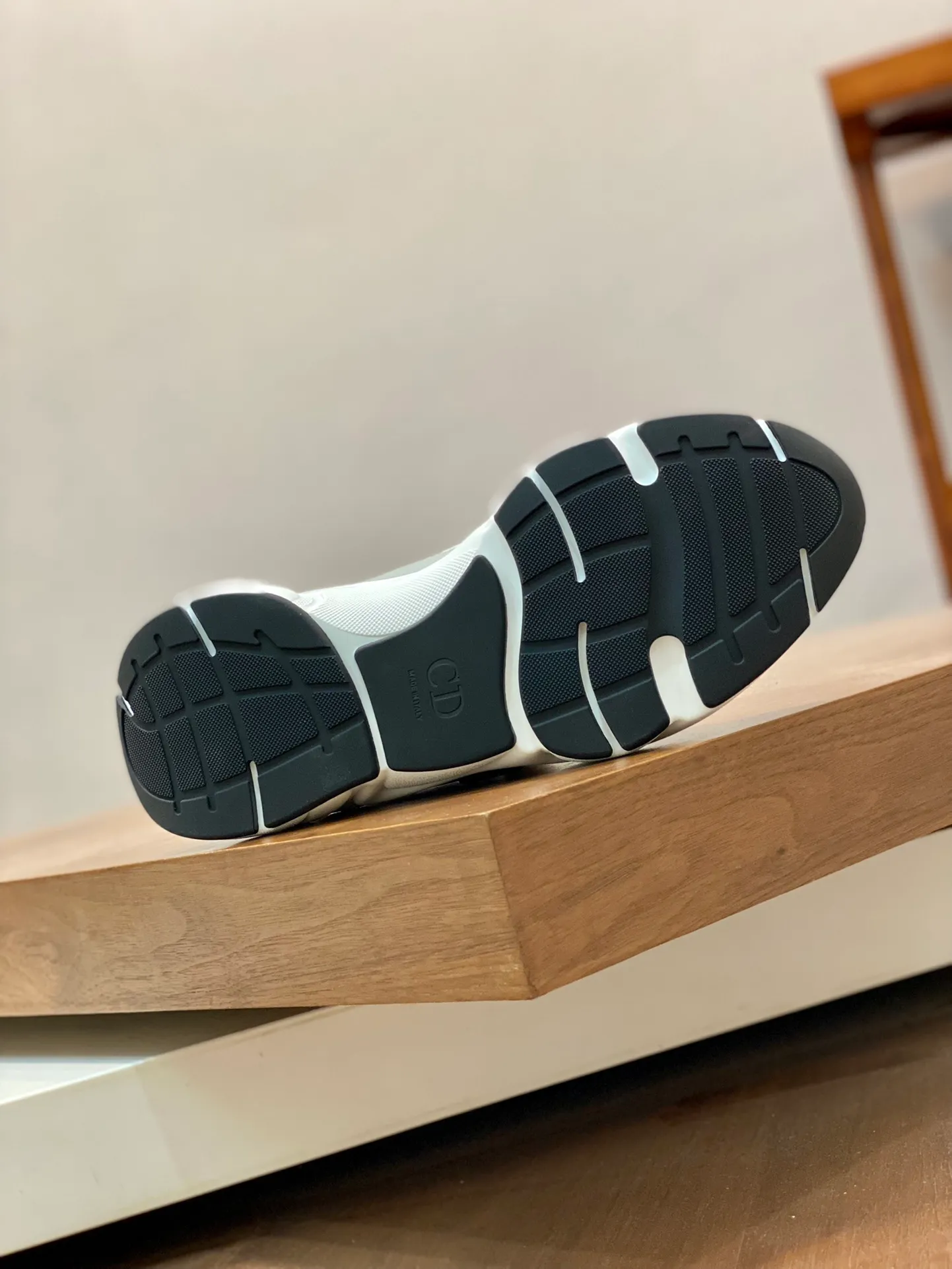 Factory price: 500💰 Dior B22 men's jogging fashion sneakers. This item draws inspiration from retro jogging shoes. It adopts a thick low-top design, with an upper made of leather and mesh fabric, and a black and white engraved rubber sole. The side is decorated with an embossed "Di~r" logo. Code number: 38-45 (38, 45, 46 can be customized)
